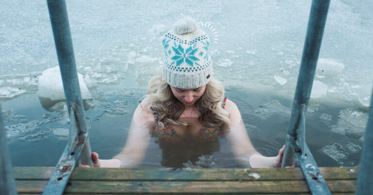 Погружение в прорубь на Крещение: кому врач запрещает, а кому разрешает