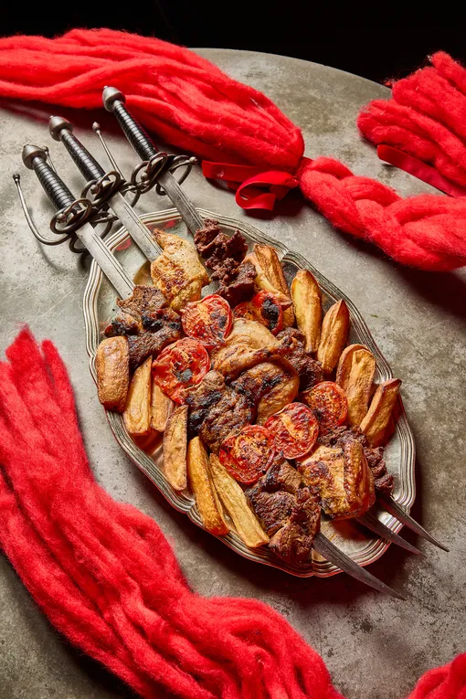 Большие завтраки, десерты жуткие и прекрасные, анчоусы и гуляш со сметаной: свежий дайджест гастрономических новостей