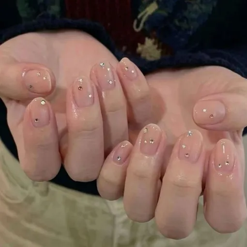 Небо в алмазах: 8 самых стильных и носибельных дизайнов маникюра со стразами