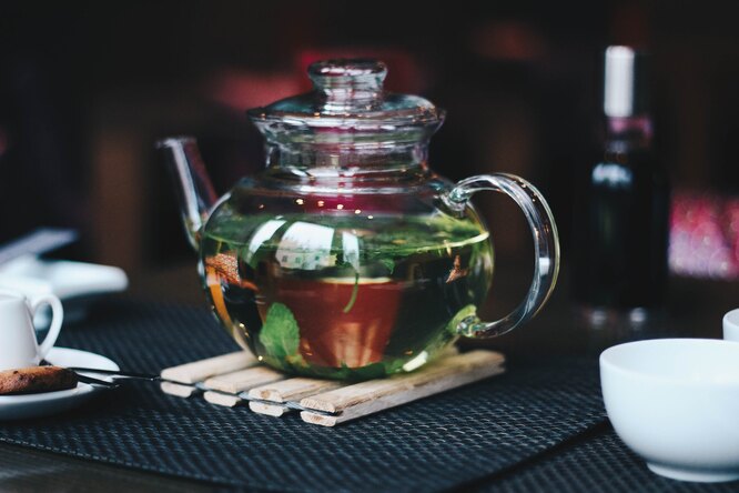 Как превратить обычный чай в омолаживающий напиток — летний рецепт на каждый день