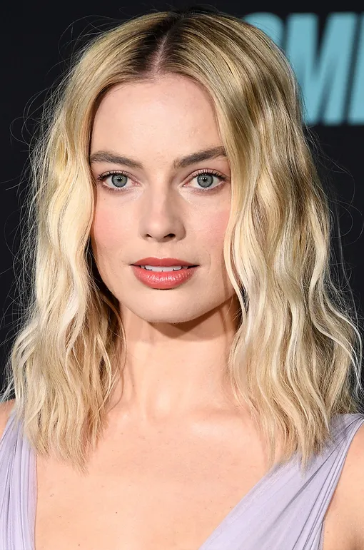 Марго Робби показала, как подчеркнуть красоту своих волос, даже если на их густоту появлияло многолетнее окрашивание