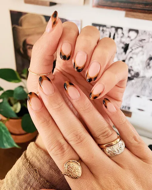 5 необычных вариантов французского маникюра на эту осень: леопард, алый, оливка и не только