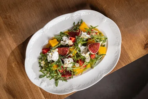 Большие завтраки, десерты жуткие и прекрасные, анчоусы и гуляш со сметаной: свежий дайджест гастрономических новостей