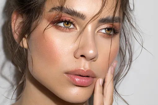 «Облачная» и «стеклянная» кожа: как повторить тренды макияжа 2026