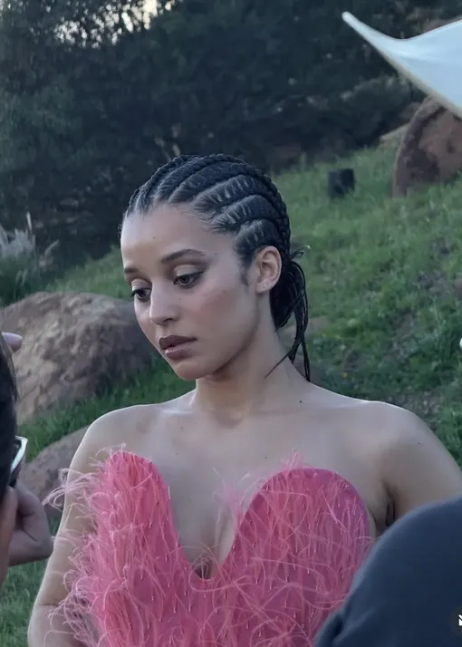 Размытое селфи: кому стоит повторить макияж, покоривший соцсети и зумеров