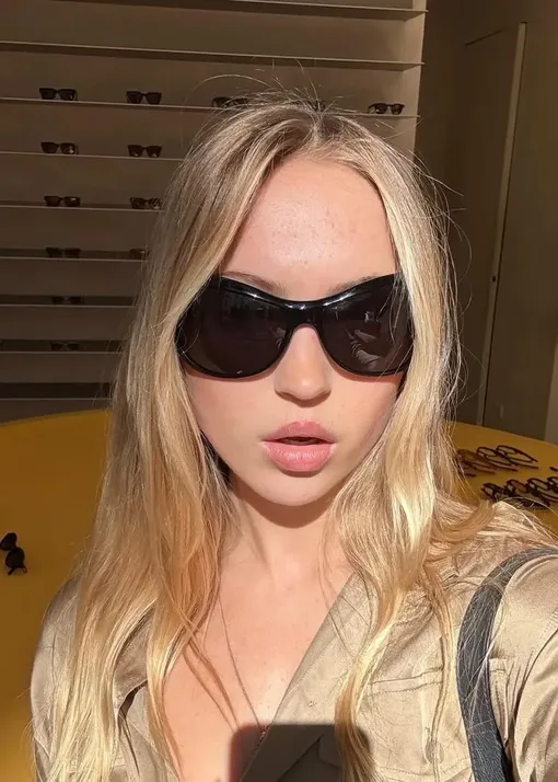 Лила Мосс гоняет с максимально комфортным окрашиванием, которое ей очень и очень идет