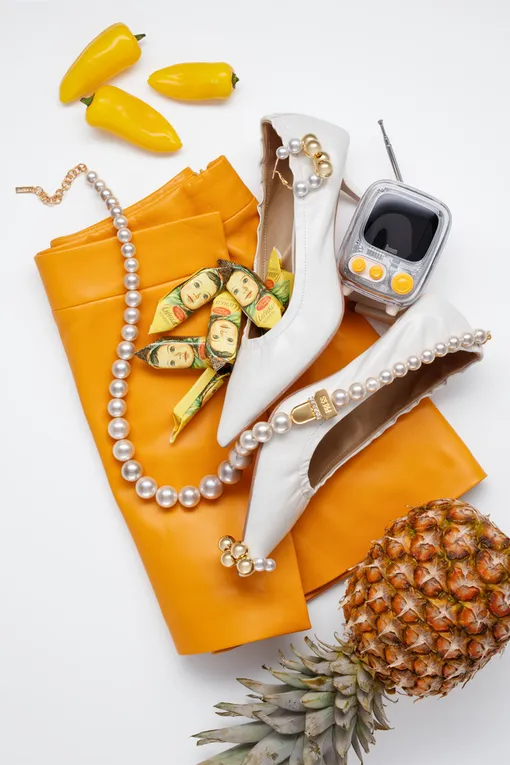 Туфли Charuel, юбка-шорты Anna Pekun, колье Moschino (Poison Drop), серьги Aloud (Poison Drop), конфеты «Аленка» (Аленка), радиоприемник Divoom (Технопарк)