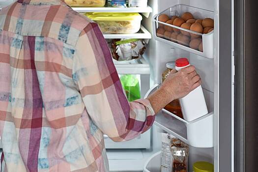 Какие продукты не стоит хранить на дверце холодильника