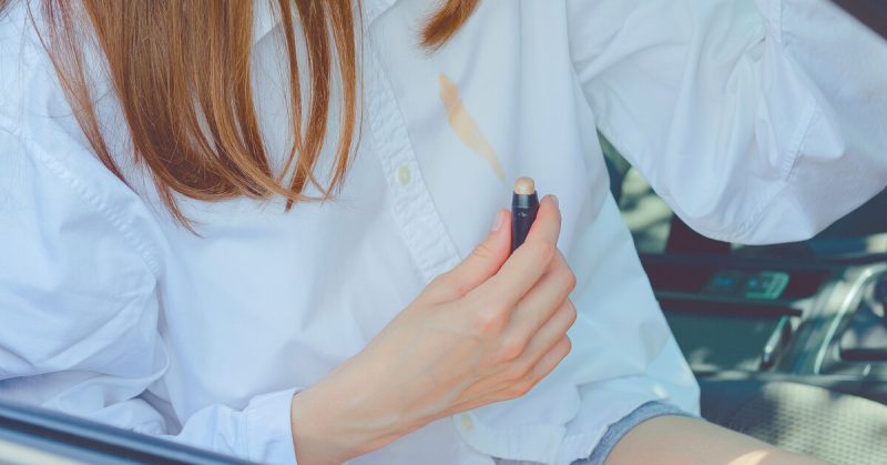 Как убрать пятна от макияжа с любой вещи: все проще, чем ты думала!