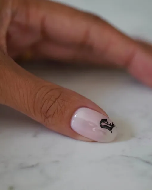 Как выглядит самый модный нюдовый маникюр осени-2025: 5 вариантов ванильного стекла