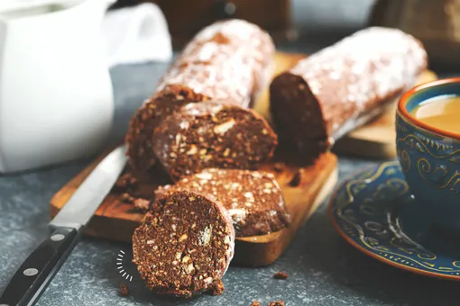 «Шоколадная салями»: рецепт десерта для поднятия настроения Еда для счастья: рецепт шоколадной салями