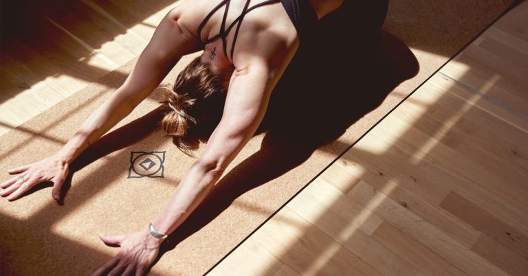 Йога по фазам цикла: как тренироваться эффективнее