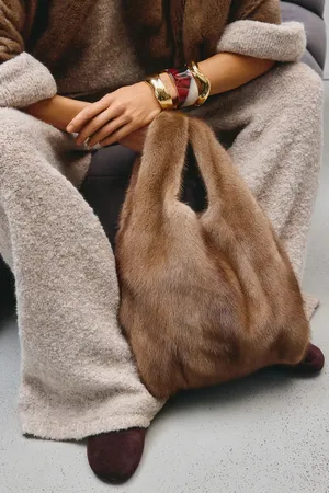 «Морщинистая сумка» – главный тренд зимы-2025/2026 Сумка «Снежная Королева»