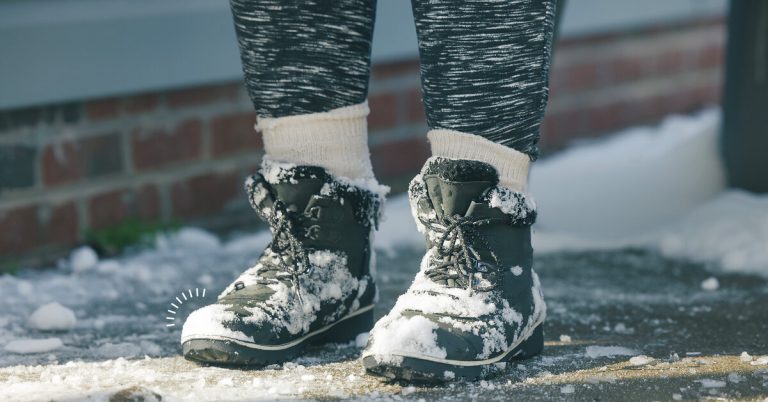Как убрать противогололедные реагенты с одежды и обуви