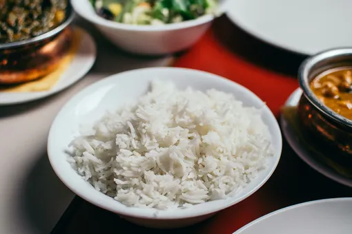 Как превратить обычный рис в невероятно вкусный гарнир с помощью одного ингредиента