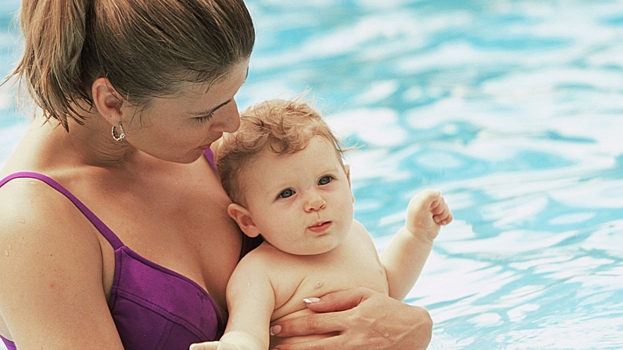 Как грудничковое плавание влияет на развитие ребенка