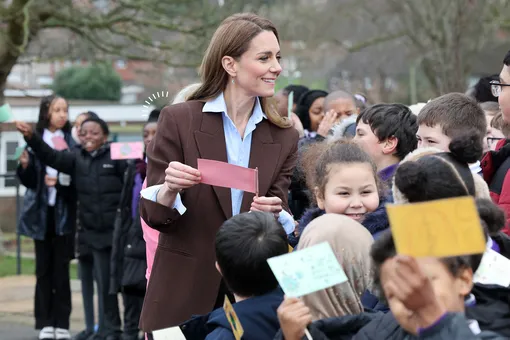 Это «королевское» сочетание цветов идеально для весенних образов — Кейт Миддлтон уже проверила!