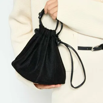 Где искать сумку-кисет – модное «вау» весны-2026