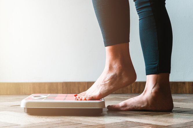 Почему перед месячными увеличивается вес и что делать, чтобы не было прибавки в весе перед менструацией