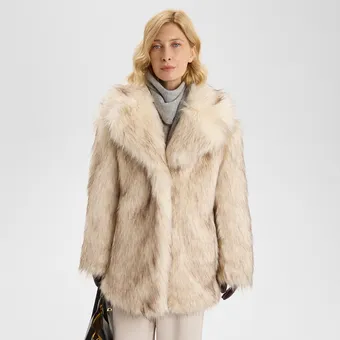 10 модных шуб, как у Ирины Шейк (у нее, кстати, от российского бренда!)