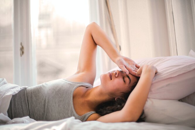 Не вставая с кровати: это упражнение поможет почувствовать легкость в теле с утра