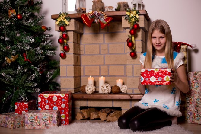 Подарки детям на Новый год 2024: топ лучших идей, что подарить мальчику, девочке