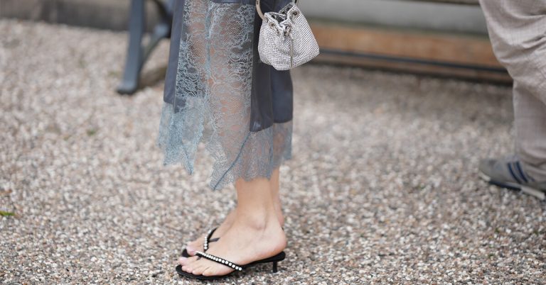 Запомни эти босоножки-стринги – самую стильную модель обуви 2026 года