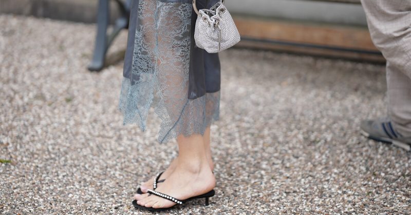 Запомни эти босоножки-стринги – самую стильную модель обуви 2026 года