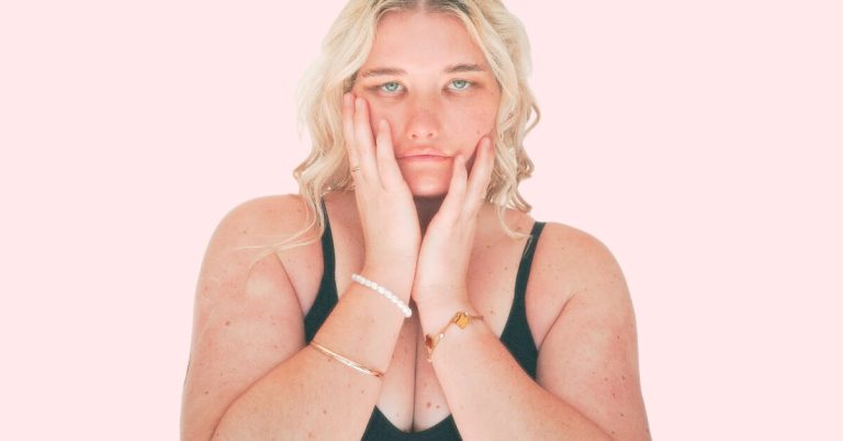 Реальная царевна Несмеяна: как живет девушка, которая не умеет улыбаться