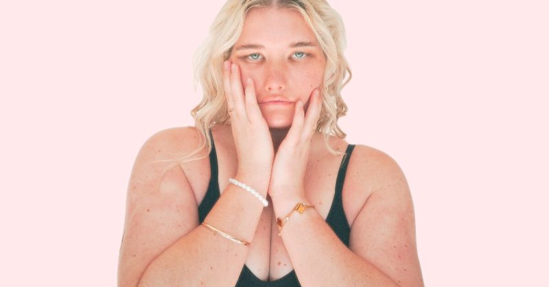 Реальная царевна Несмеяна: как живет девушка, которая не умеет улыбаться Реальная царевна Несмеяна: как живет девушка, которая не умеет улыбаться