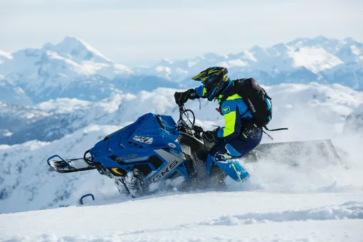 Прокатиться с ветерком можно не только на снегоходах, но также на тюбинге и собачьих упряжках