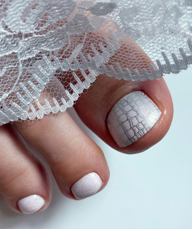 Пленки для педикюра: 10 идей nail-дизайна, которые будут украшать ноги много недель подряд