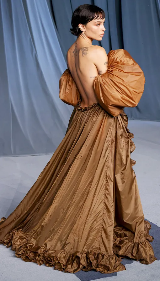 Высокая мода или провал? Как звезды носят подиумные луки на красной дорожке Высокая мода или провал? Как звезды носят подиумные луки на красной дорожке