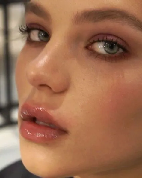 Размытое селфи: кому стоит повторить макияж, покоривший соцсети и зумеров