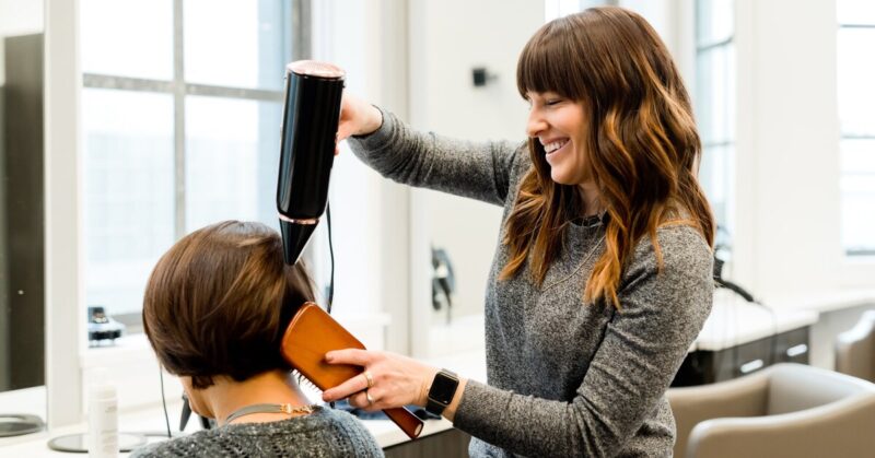 «Не скрещивайте руки и ноги»: парикмахеры рассказали, что нельзя делать во время стрижки «Не скрещивайте руки и ноги»: парикмахеры рассказали, что нельзя делать во время стрижки