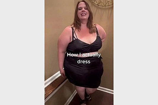 Полная блогерша Бритт (фамилия неизвестна) снялась в мини-платье назло хейтерам в сети.