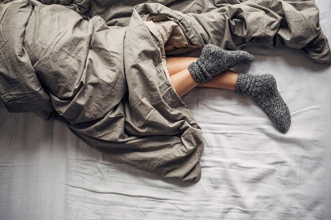 Врачи советуют спать в носках: 5 причин, почему это полезно