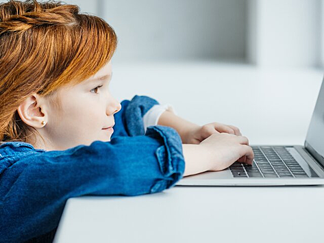 Родителям стоит учесть, что активная жизнь ребенка онлайн может быть сопряжена с опасностями.