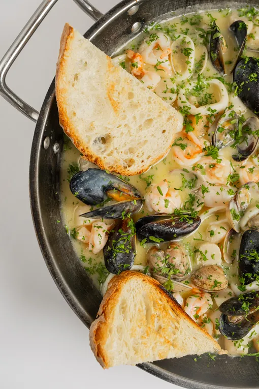 Шеф-повар Кателло Сансоне: «Для меня кухня — это эмоции, которые мы дарим гостям и друг другу в процессе» Соте из морепродуктов