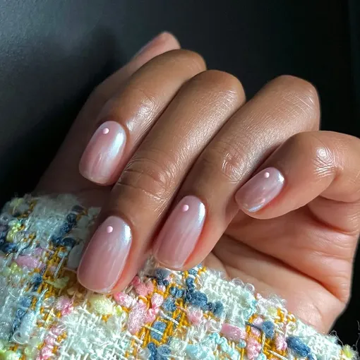 Нежно-розовый маникюр со втиркой и точками