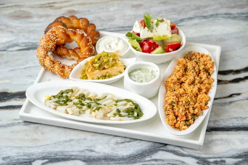 Большие завтраки, десерты жуткие и прекрасные, анчоусы и гуляш со сметаной: свежий дайджест гастрономических новостей