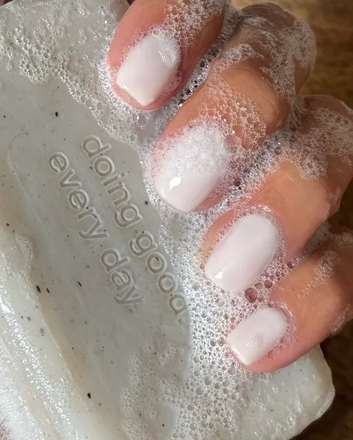 Как выглядит самый модный нюдовый маникюр осени-2025: 5 вариантов ванильного стекла