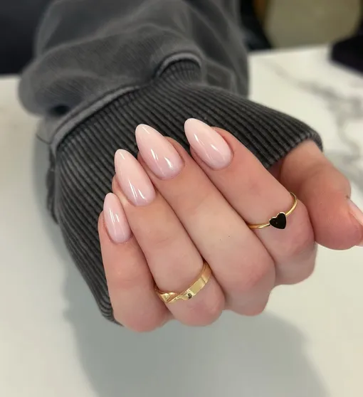 Лучше любых аксессуаров: 11 цветов лака для ногтей, которые подойдут под любую одежду в твоем шкафу