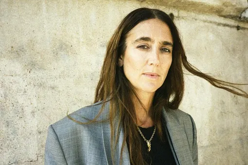 «Это прямолинейно»: Наташа Рамсей-Леви о сотрудничестве с известным датским брендом обуви, вдохновении и красном чили