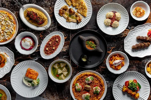 Где вкусно поесть и красиво посидеть в Москве на каникулах: первый гастрономический дайджест нового года