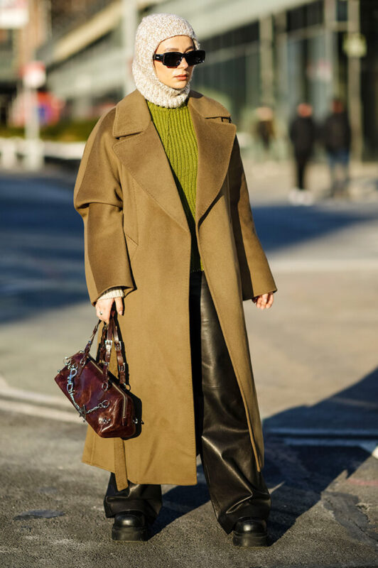 С чем носить балаклаву: 10 стильных образов с пуховиками, пальто и куртками