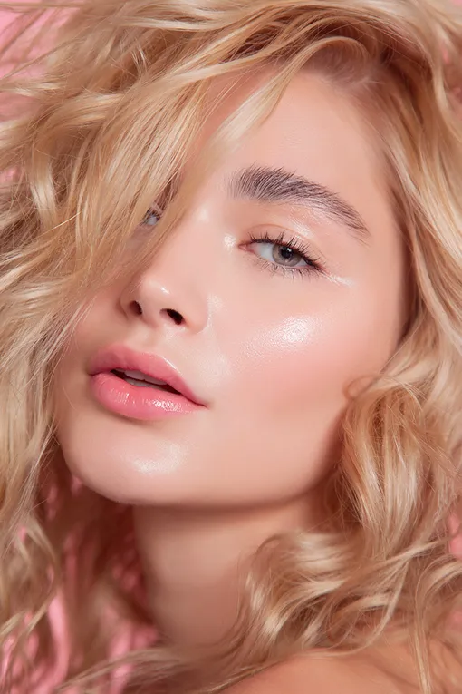«Облачная» и «стеклянная» кожа: как повторить тренды макияжа 2026