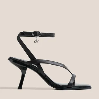 Запомни эти босоножки-стринги – самую стильную модель обуви 2026 года