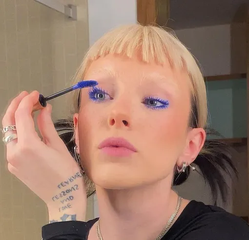 Как накрасить глаза, чтобы выглядеть отдохнувшей: эта тушь заменит тебе патчи и лед