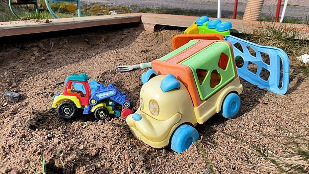 Почему осенью песочницы особенно опасны для детей